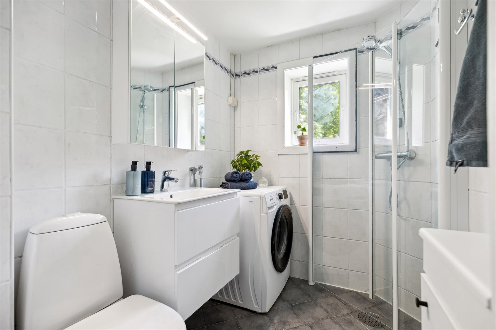 Badet som ble pusset opp i regi av borettslaget i 2001/2002, har fliser på gulv og vegger, standard innredning, gulvvarme og dusjhjørne. Galleribilde