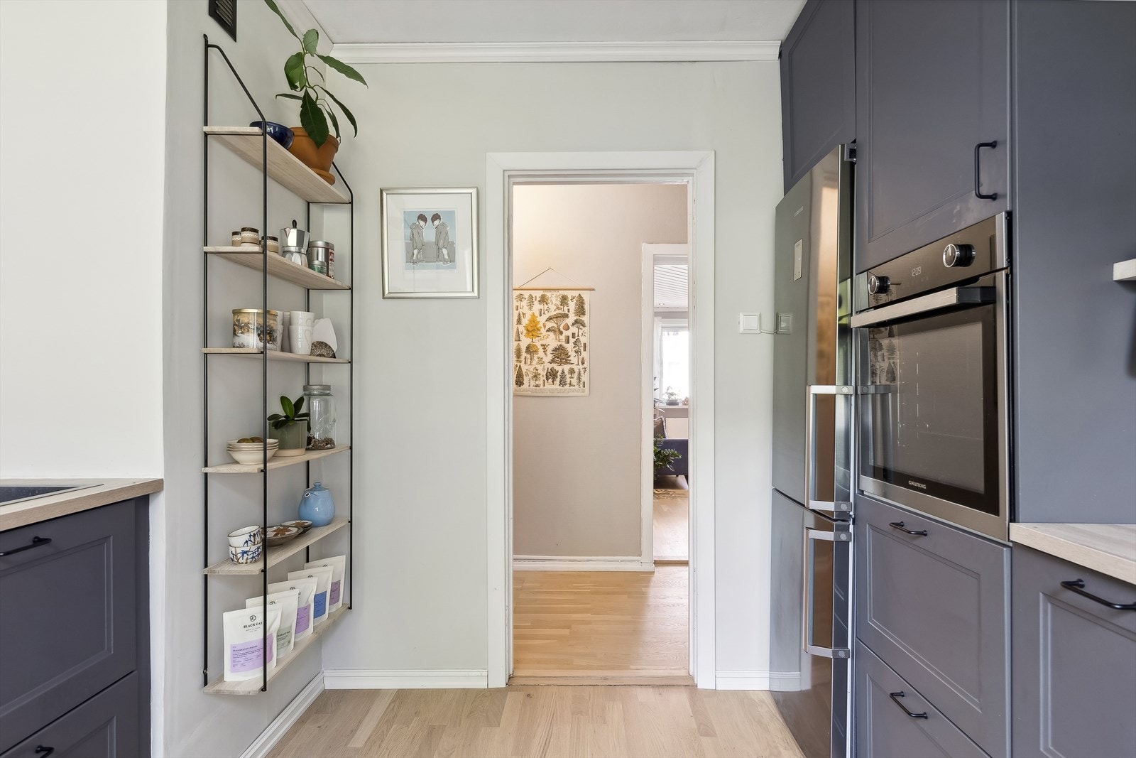 Ny pen parkett som ble lagt med kjøkken. Galleribilde