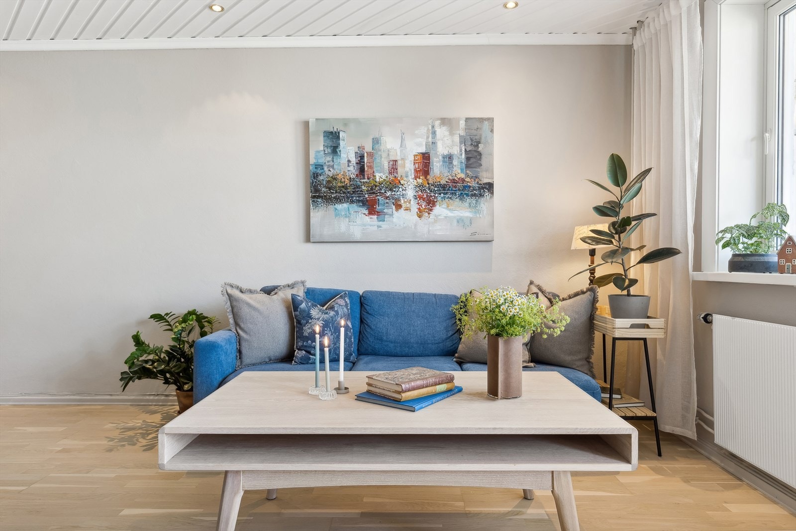 Det er god plass til stor sofa med tilhørende møblement. Galleribilde