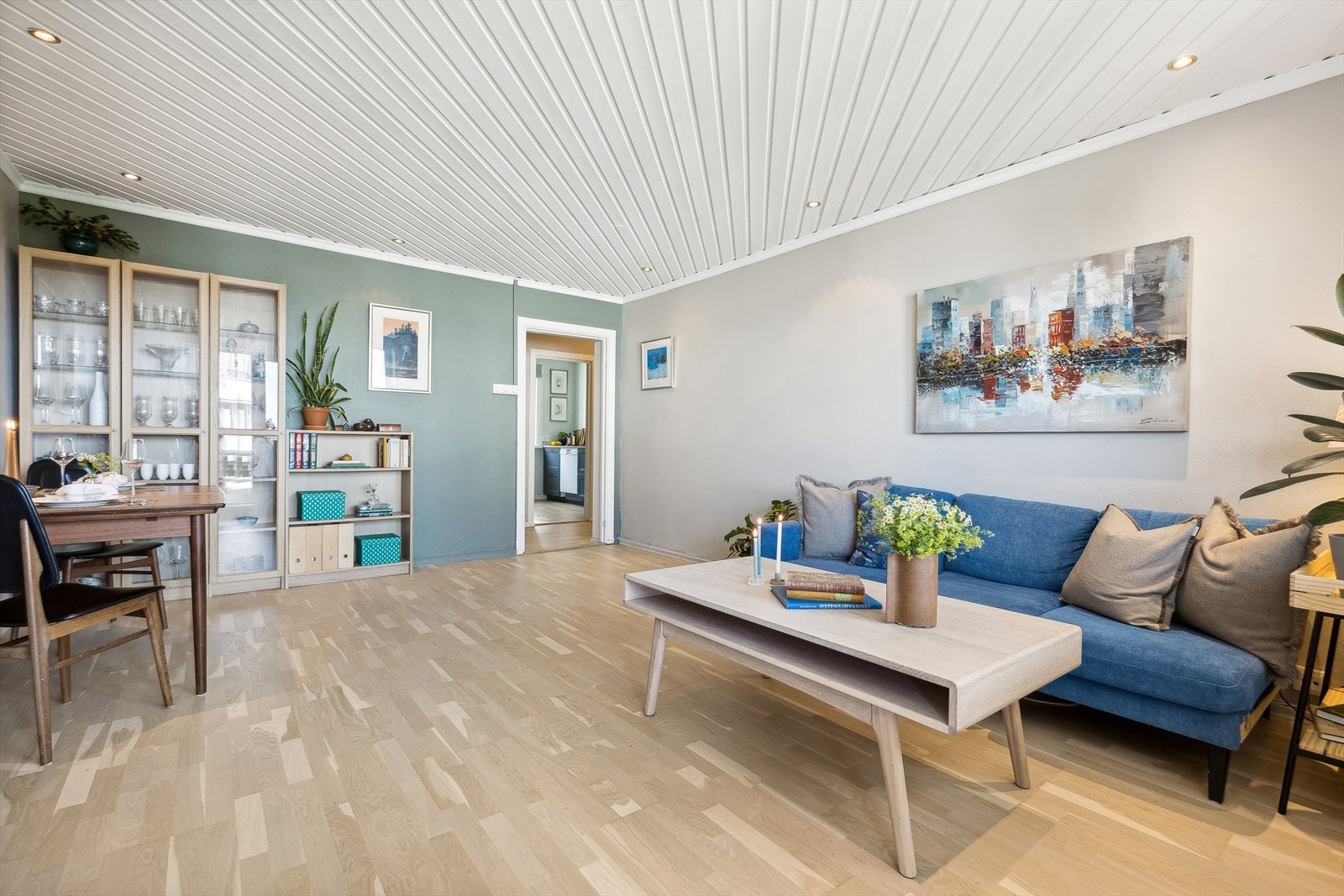 Fra stuen er det direkte tilgang til adskilt kjøkken Galleribilde