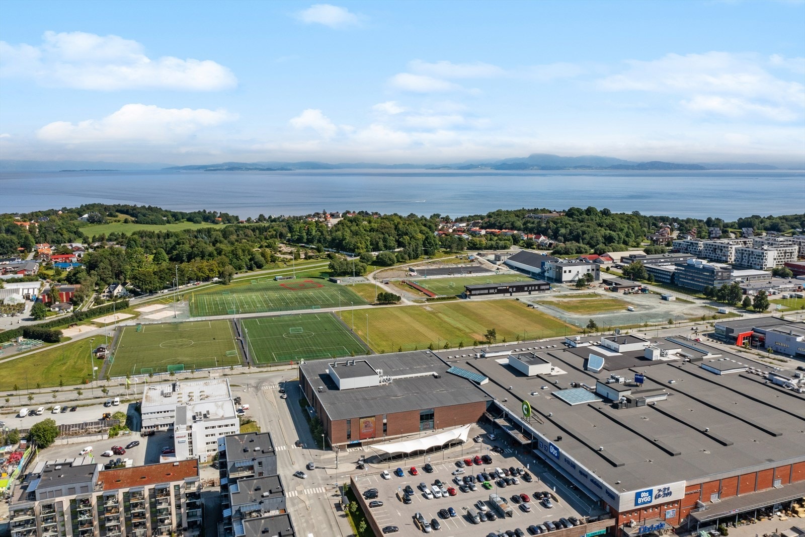 Her bor du svært sentralt til med nærhet til servicefasiliteter og kun et steinkast unna Trondheims største kjøpesenter, City Lade. Galleribilde