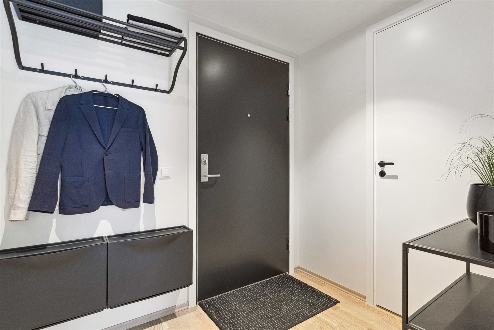 Velkommen inn! Lys entré på 3,8m² med plass for oppbevaring av yttertøy og direkte tilgang til innvendig bod. Galleribilde