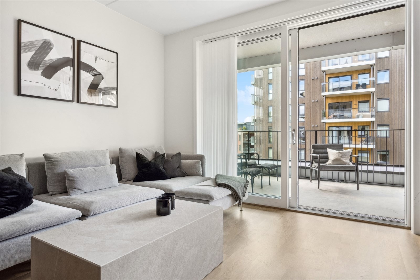 Lys og pen stue med store vindusflater som gir godt med naturlig lysinnslipp. Galleribilde