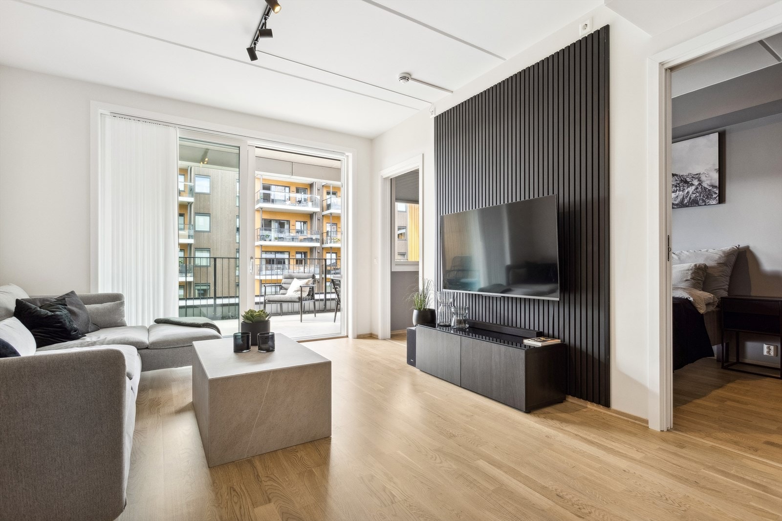 Leiligheten har en gjennomgående høy standard med moderne farge- og materialvalg, og er oppgradert med bl.a. spilevegg og nye fonter på kjøkken. Galleribilde