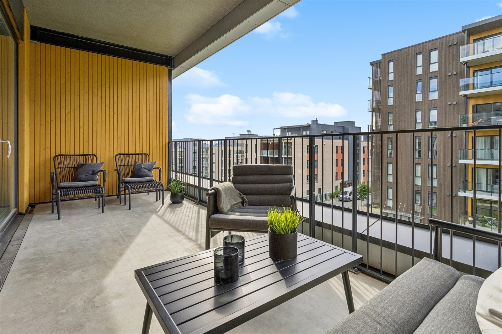 Balkongen er på 13m² og byr på god plass til utemøblement. Galleribilde