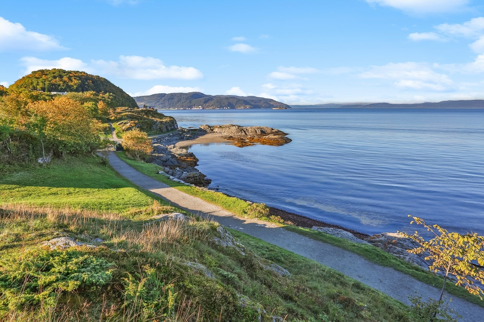 Langs sjøen kan du spasere langs idylliske Ladestien, som er et av de mest populære utfartsområdene i Trondheim. Galleribilde