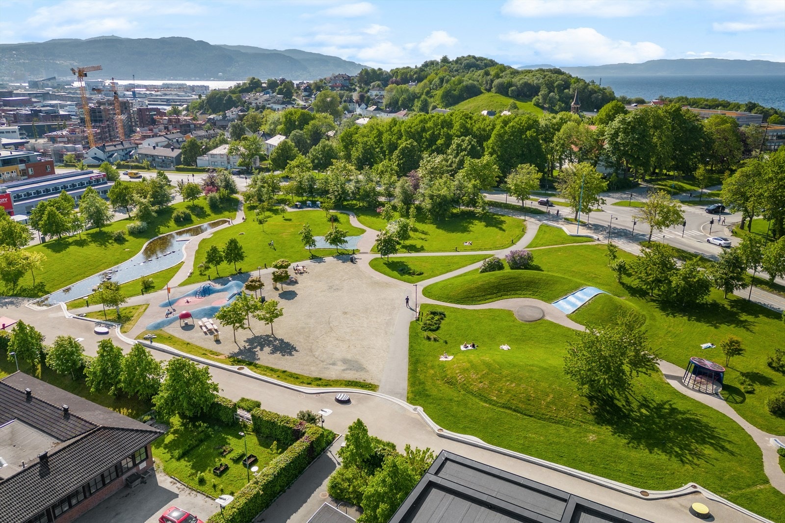Den nye Ladeparken ligger rett utenfor døren. Parken byr på flotte grøntarealer og lekeapparater. Galleribilde