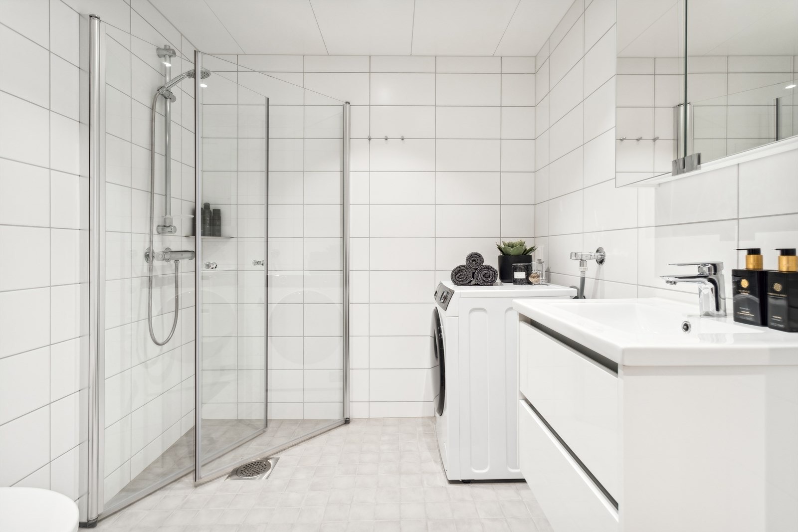 Pent flislagt baderom med varme i gulv. Galleribilde