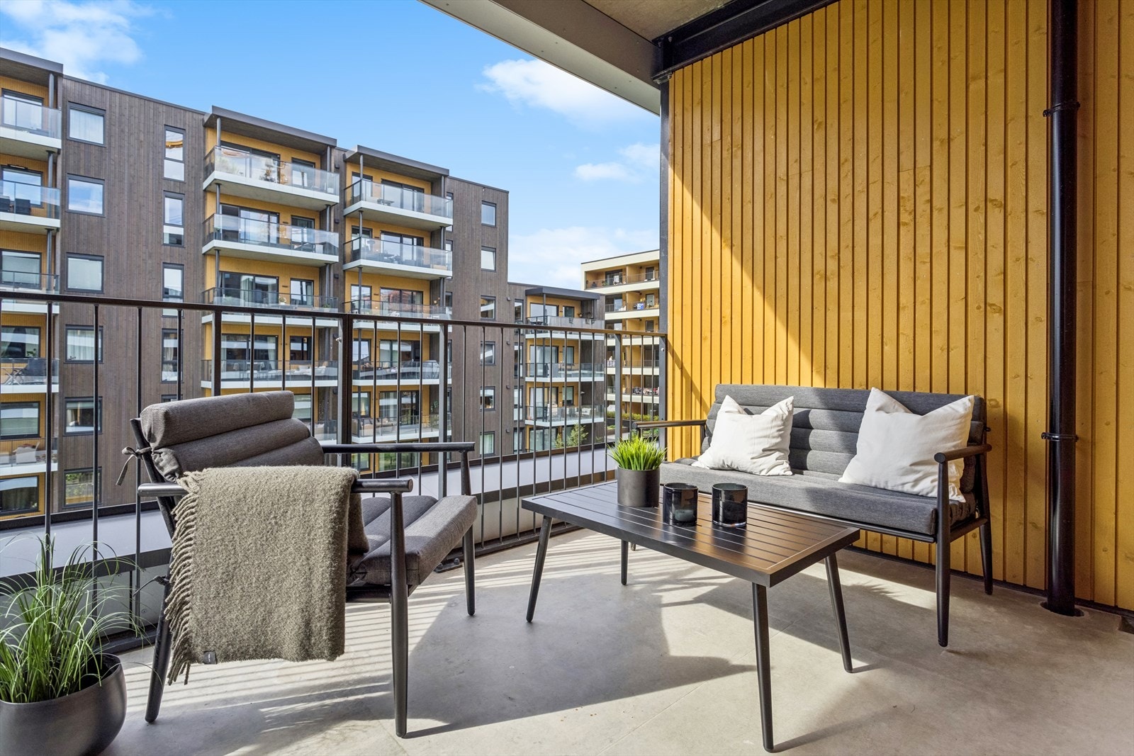 Leiligheten har en herlig vestvendt balkong på 13m² med gode solforhold. Galleribilde