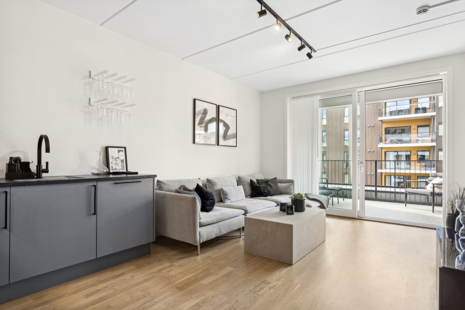 Videre kommer man inn i den åpne stue/kjøkkenløsningen på 18,8m². Galleribilde