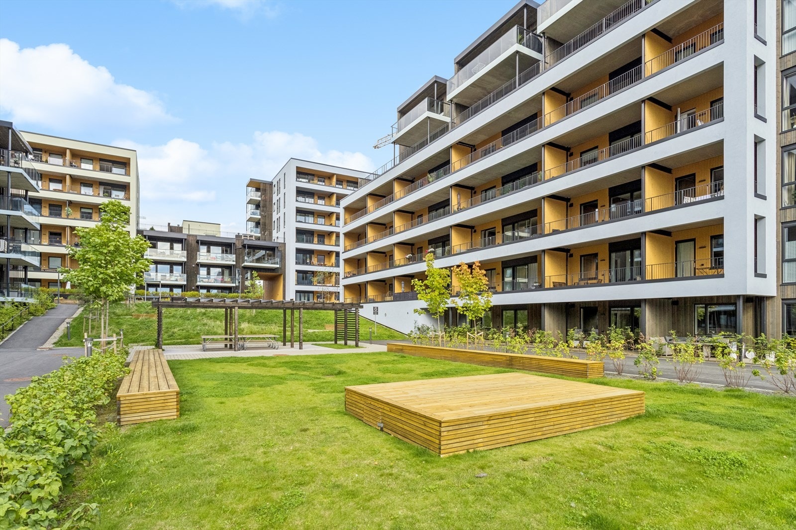 Pent opparbeidede uteområder mellom blokkene. Galleribilde