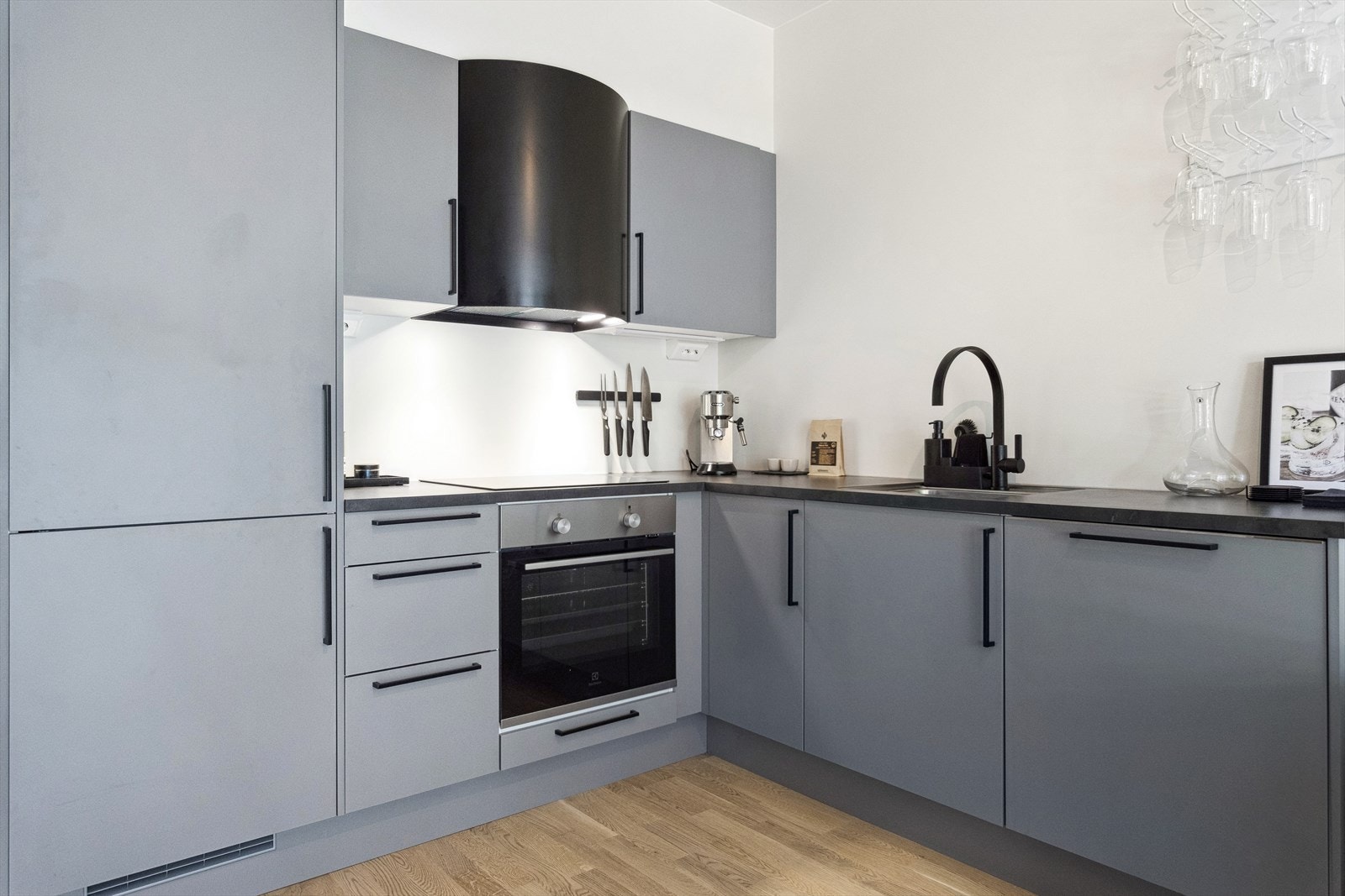 Kjøkkenet har integrerte hvitevarer som medfølger i handelen. Galleribilde