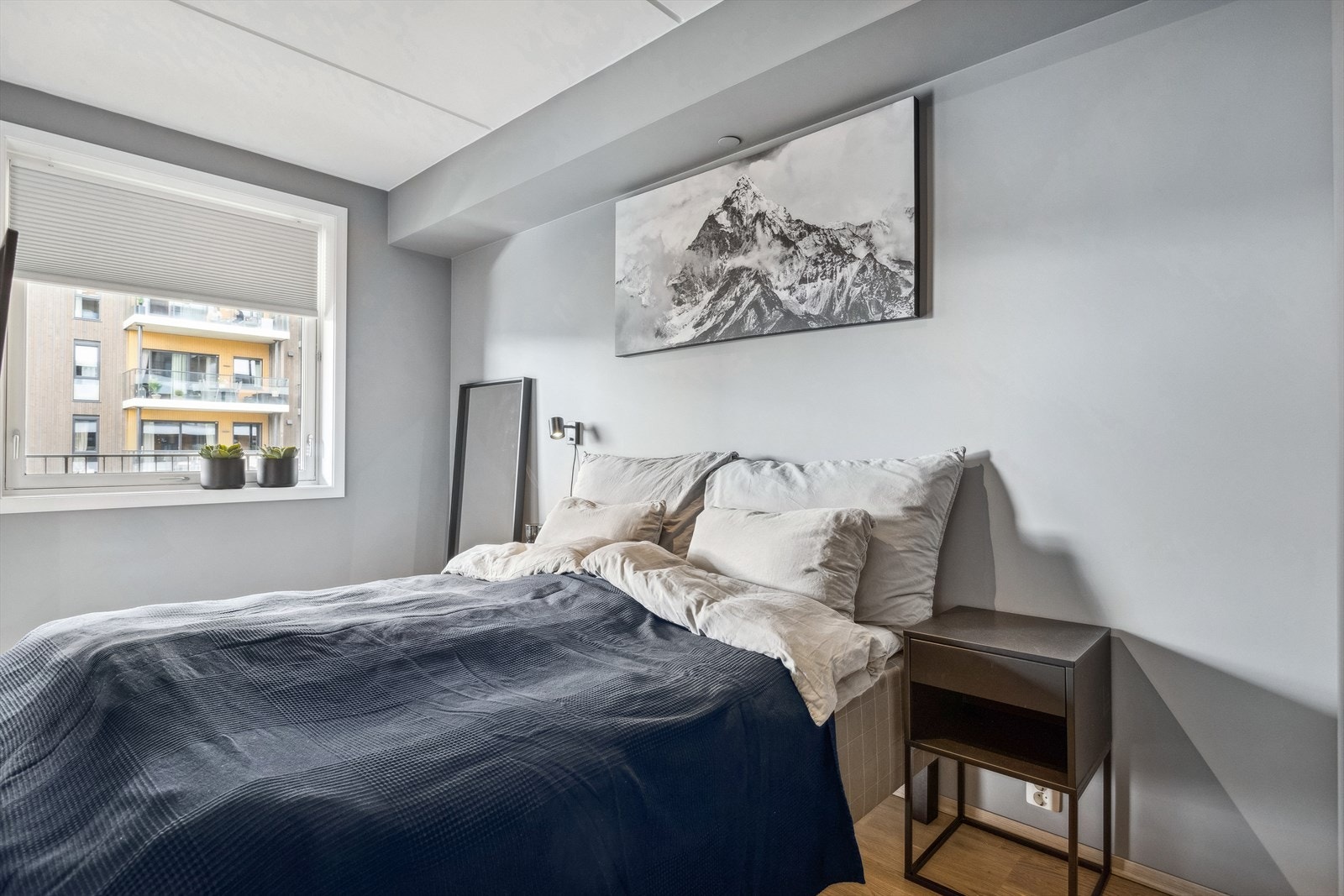 Romslig soverom på 9,9m² med inngang fra 2 sider og god plass til dobbeltseng. Galleribilde