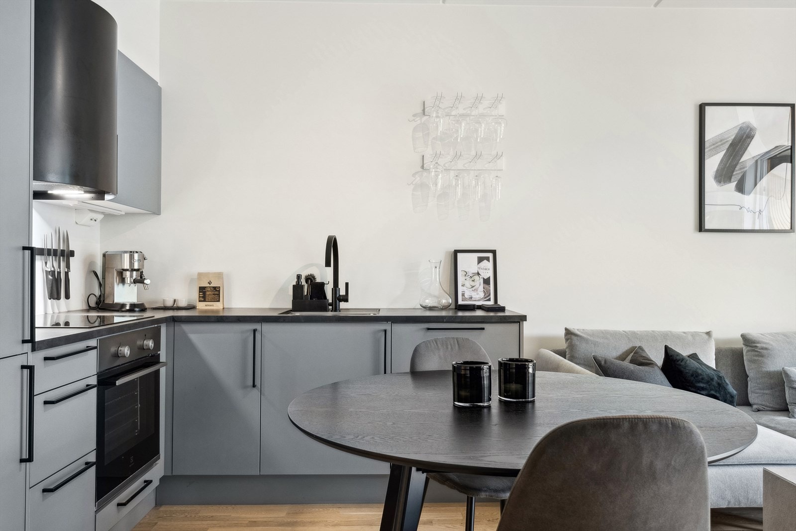 Stilig kjøkken med moderne uttrykk og Galleribilde