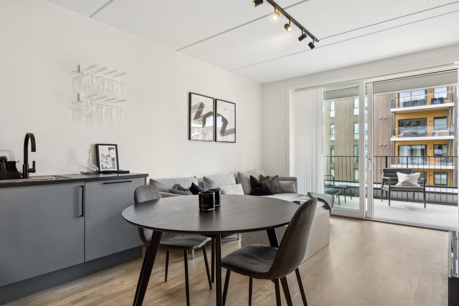 Plass til spisebord i overgangen mellom stue og kjøkken. Galleribilde