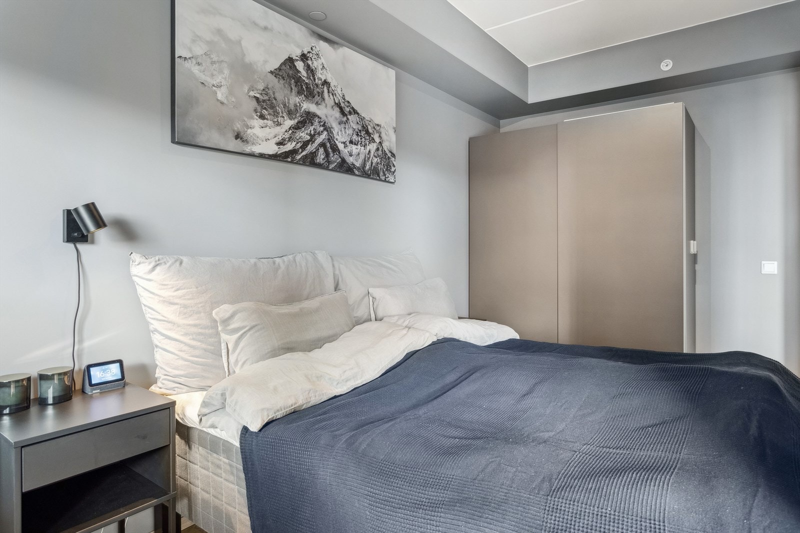 Garderobeskap på soverom medfølger i handelen. Galleribilde