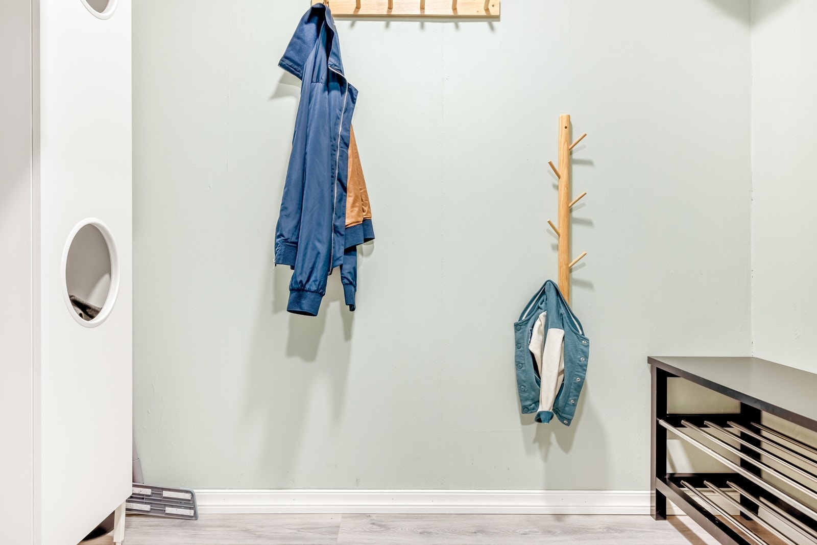 Romslig gang med plass til både yttertøy og sko. Himlingen i gangen ble senket i 2024. Galleribilde