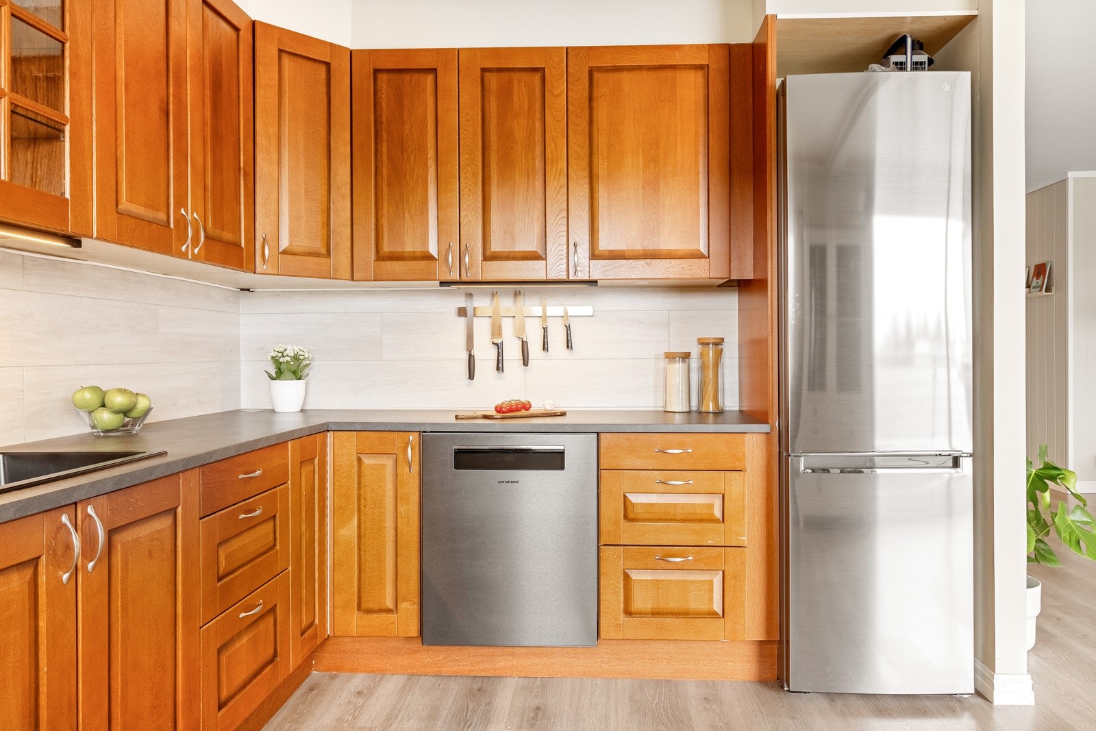 Nyere hvitevarer på kjøkken. Galleribilde