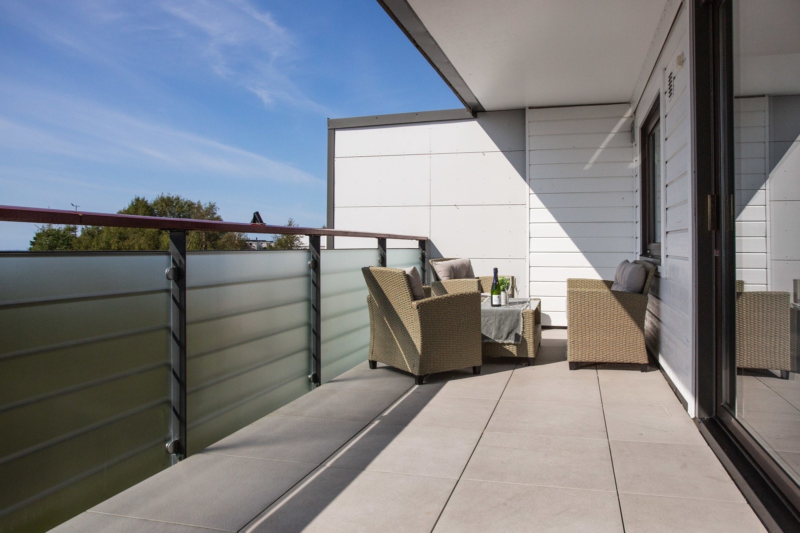 Fra stuen har du utgang til en nyere balkong med fantastiske solforhold og sjøgløtt! Galleribilde