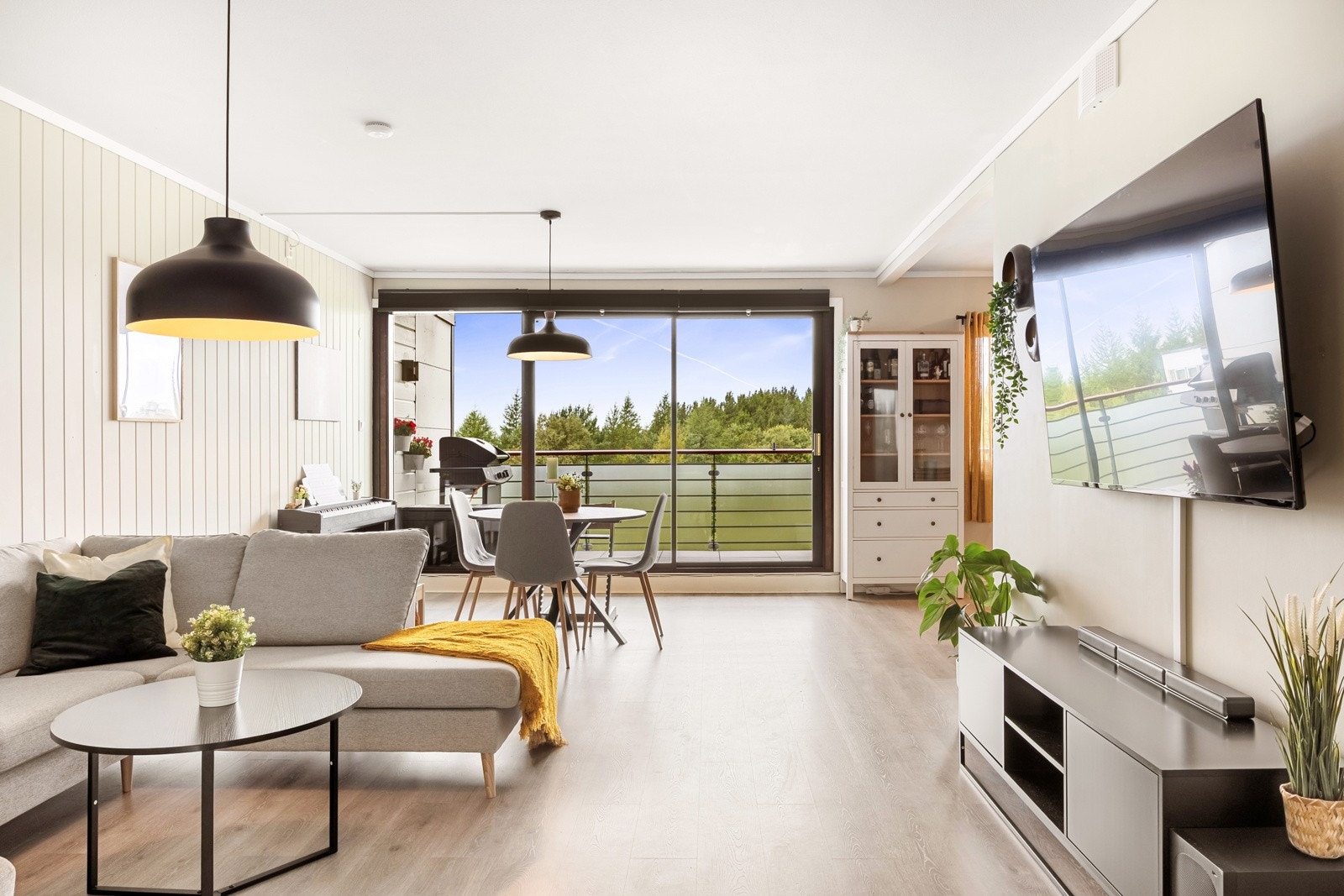 Det er rikelig med plass til romslig sofakrok og ønskelig møblement. Galleribilde