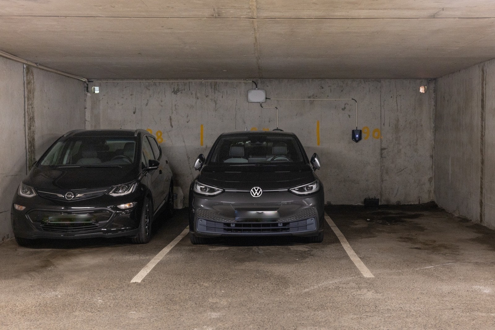 Det er fast garasjeplass med elbil-lader. Galleribilde