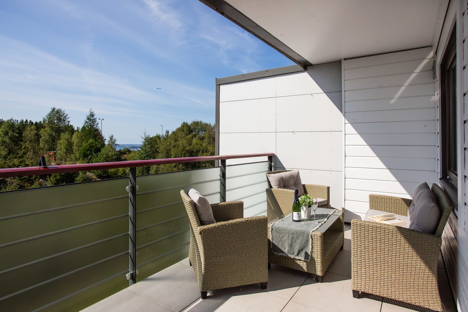 Dette er en flott 3-roms toppleilighet med kvaliteter som nyoppusset bad, 2 romslige soverom, og nyere balkong med gode solforhold! Galleribilde