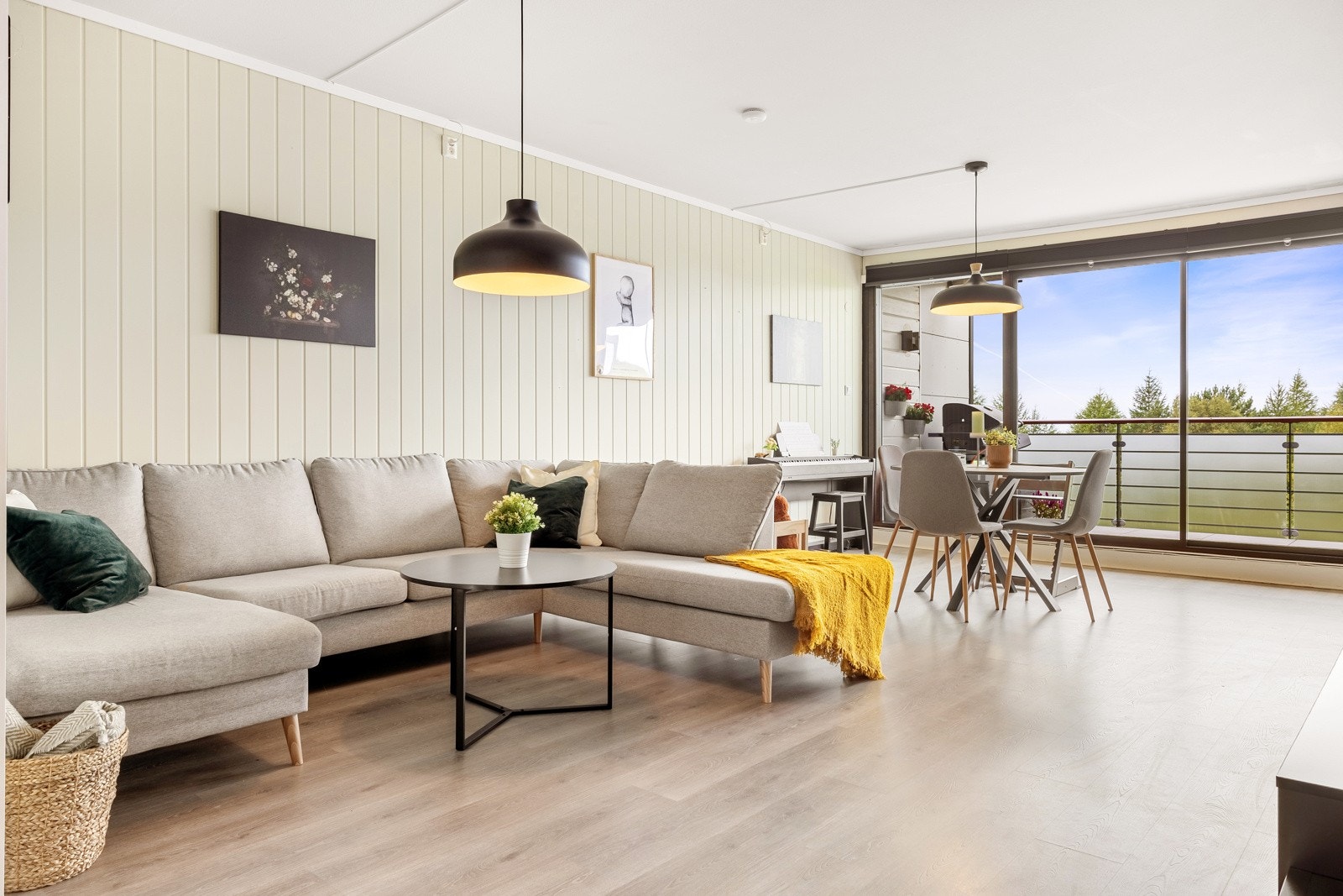 Her har du en romslig stue målt til hele 34,1 kvm! Galleribilde