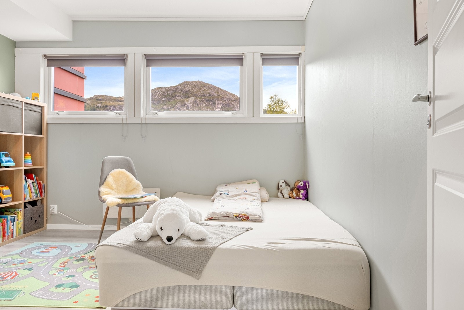 Det er god plass på begge rommene til seng av god størrelse og ønskelig garderobeløsning. Galleribilde