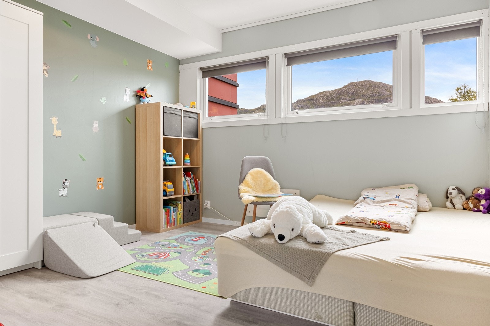 Det er lagt nytt laminatgulv på ett soverom i 2023, og benyttet veggfornyer på en vegg på soverom og gipset en vegg i 2023. Galleribilde