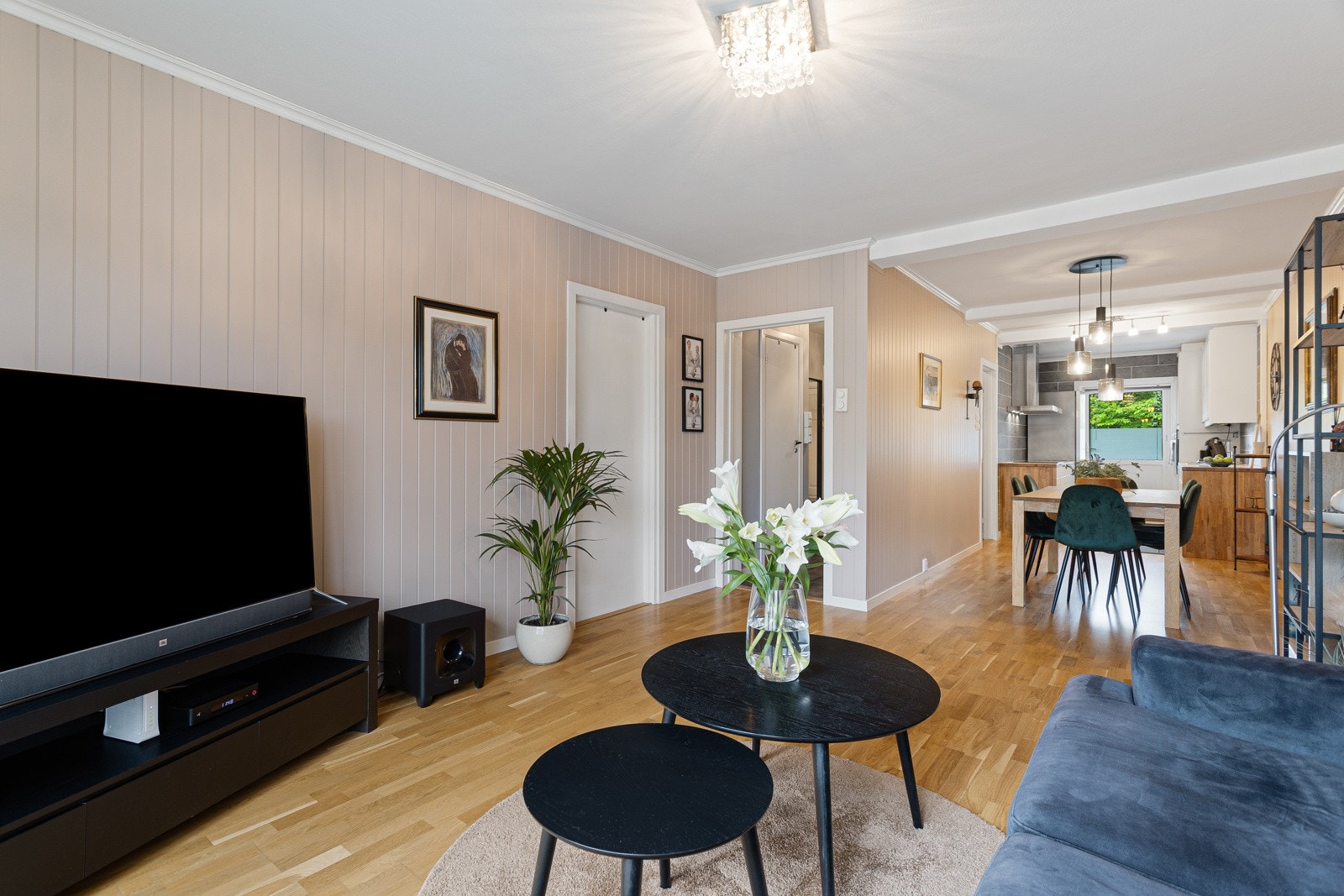 1Leiligheten har en god planløsning og pent oppussede overflater. Galleribilde