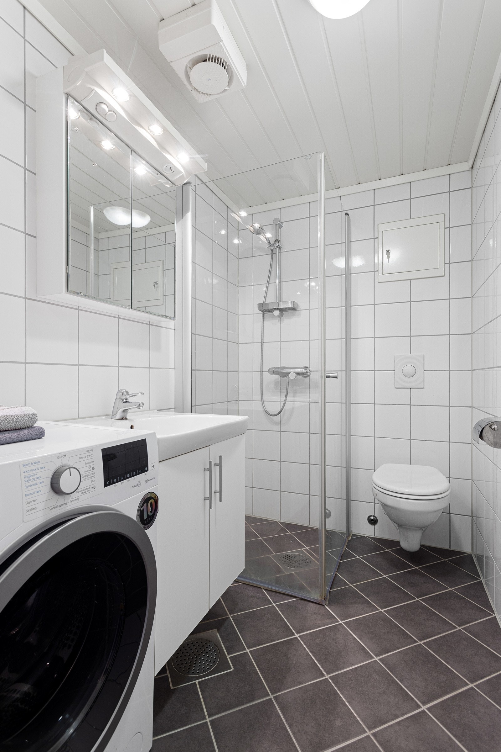 Badet ble pusset opp i regi av borettslaget i 2013 og er innredet med vegghengt toalett, dusjnisje, baderomsinnredning med vask samt opplegg for vaskemaskin. Galleribilde