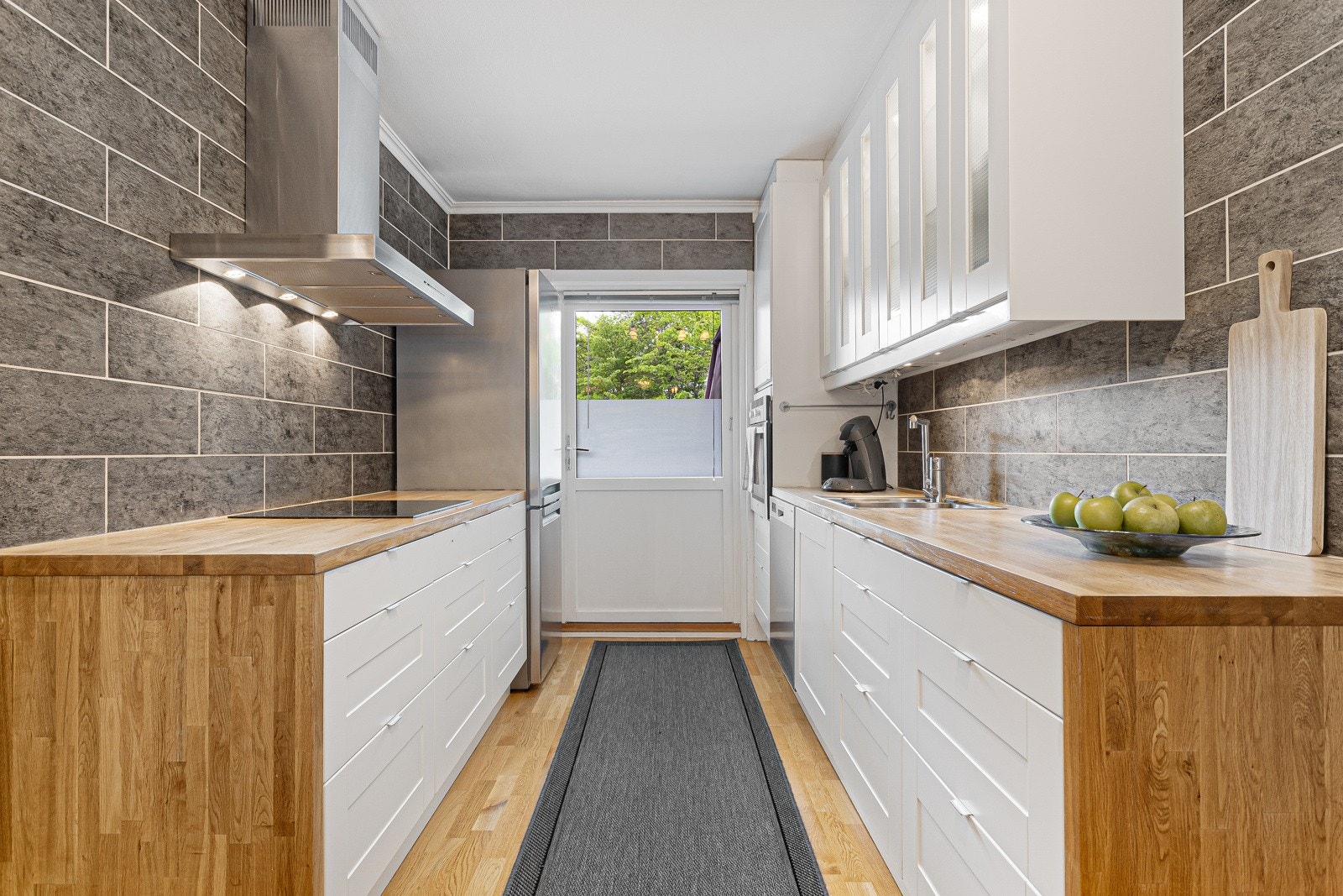 Fra kjøkkenet er det utgang til overbygget veranda Galleribilde