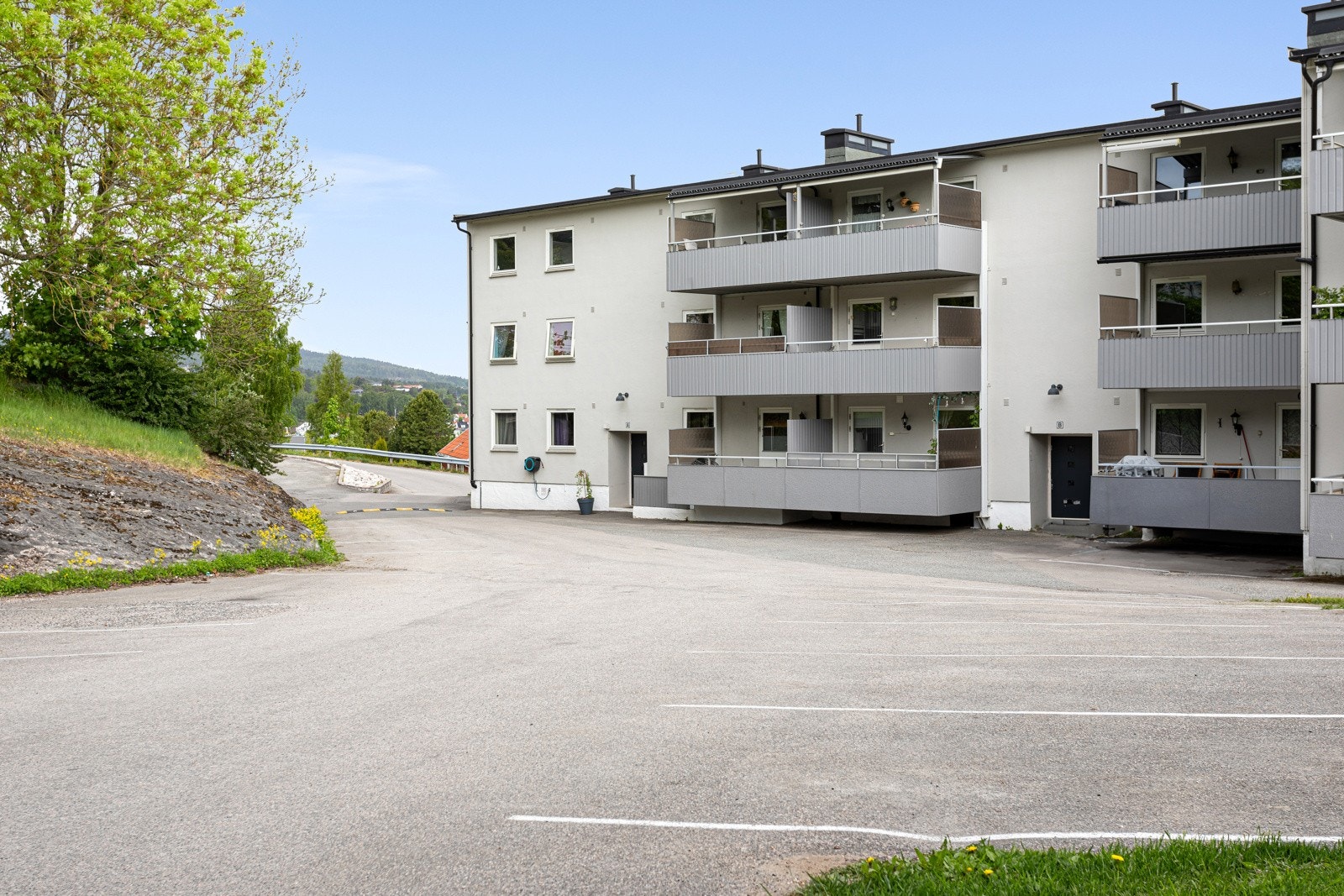 Eiendommen har en sentral og fin beliggenhet i Jønholtdalen/Grønli, med kort vei til sentrum og alle byens fasiliteter, samt fine turområder. Galleribilde