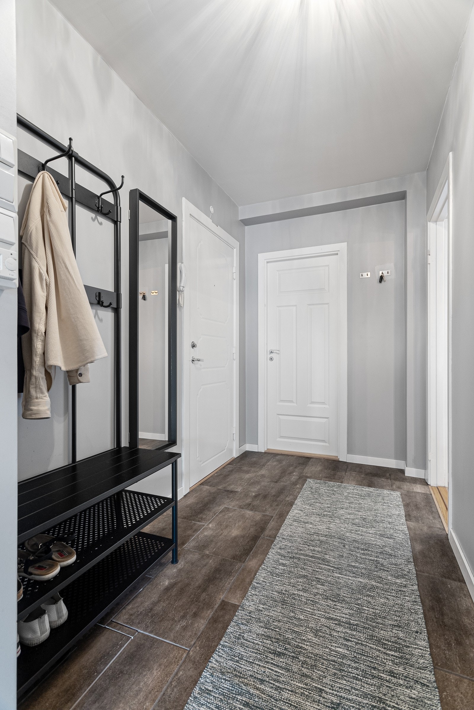 Innbydende og fin gang med plass for å henge fra seg ytterklær. Galleribilde