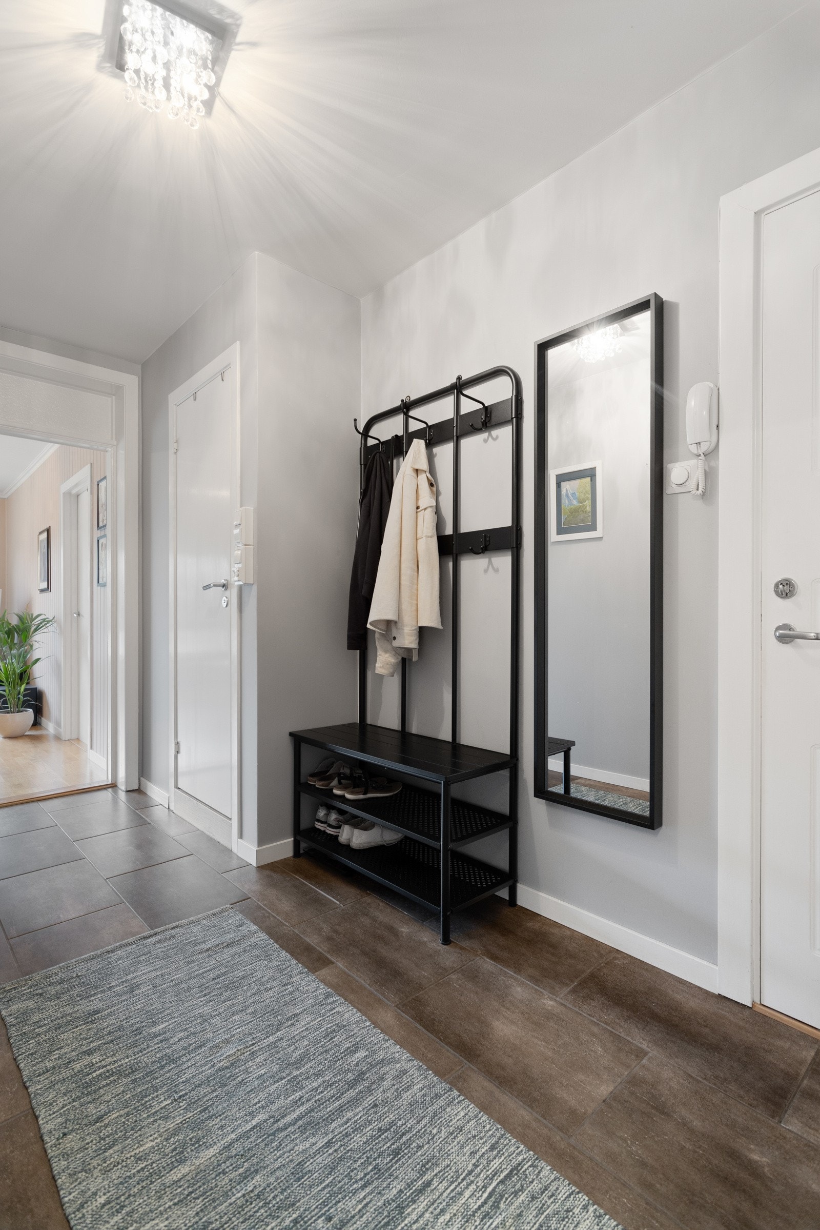 Flislagt gulv med varmekabler - Montert dørcalling. Galleribilde