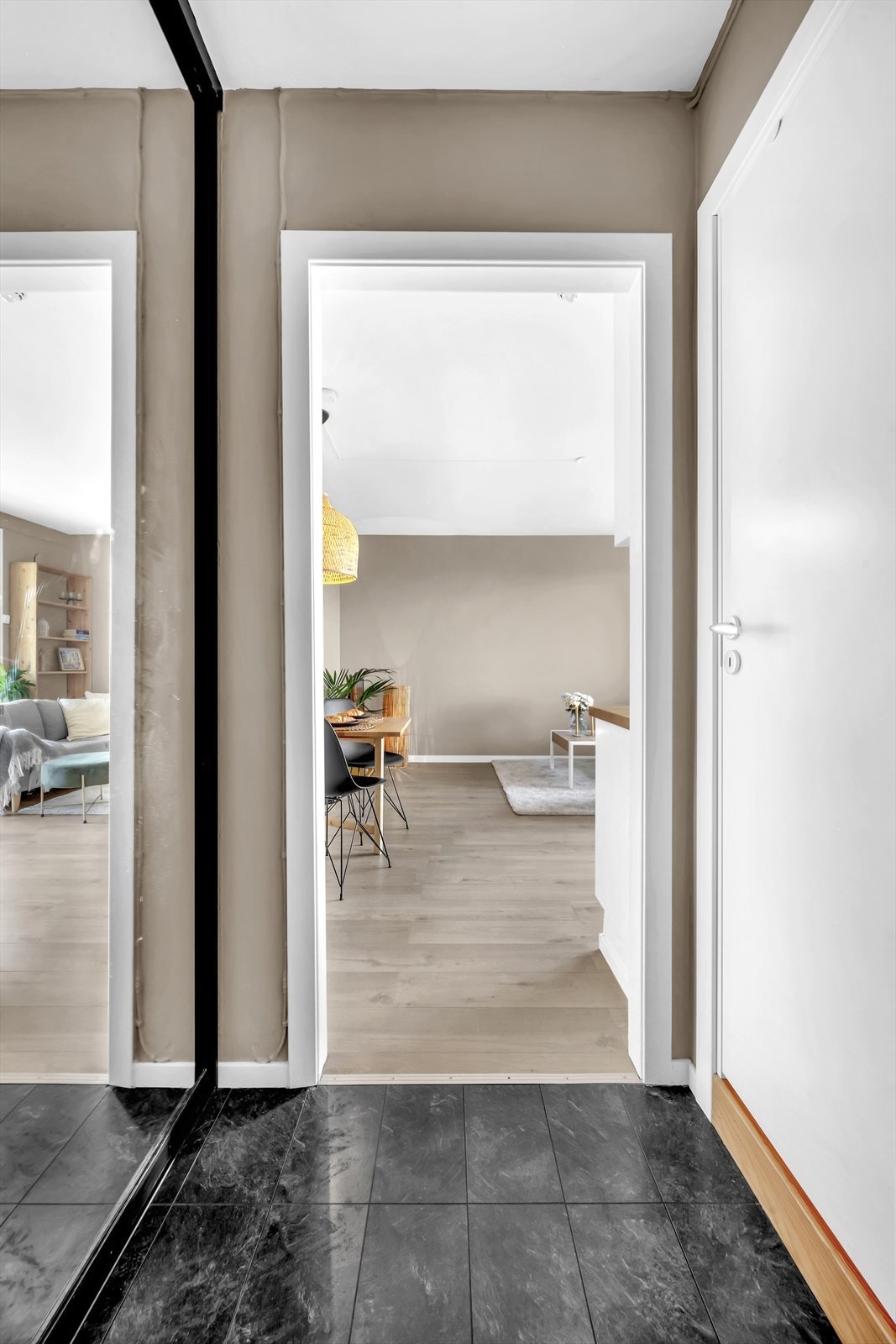 Romslig entré med stor skyvedørsgarderobe. Galleribilde