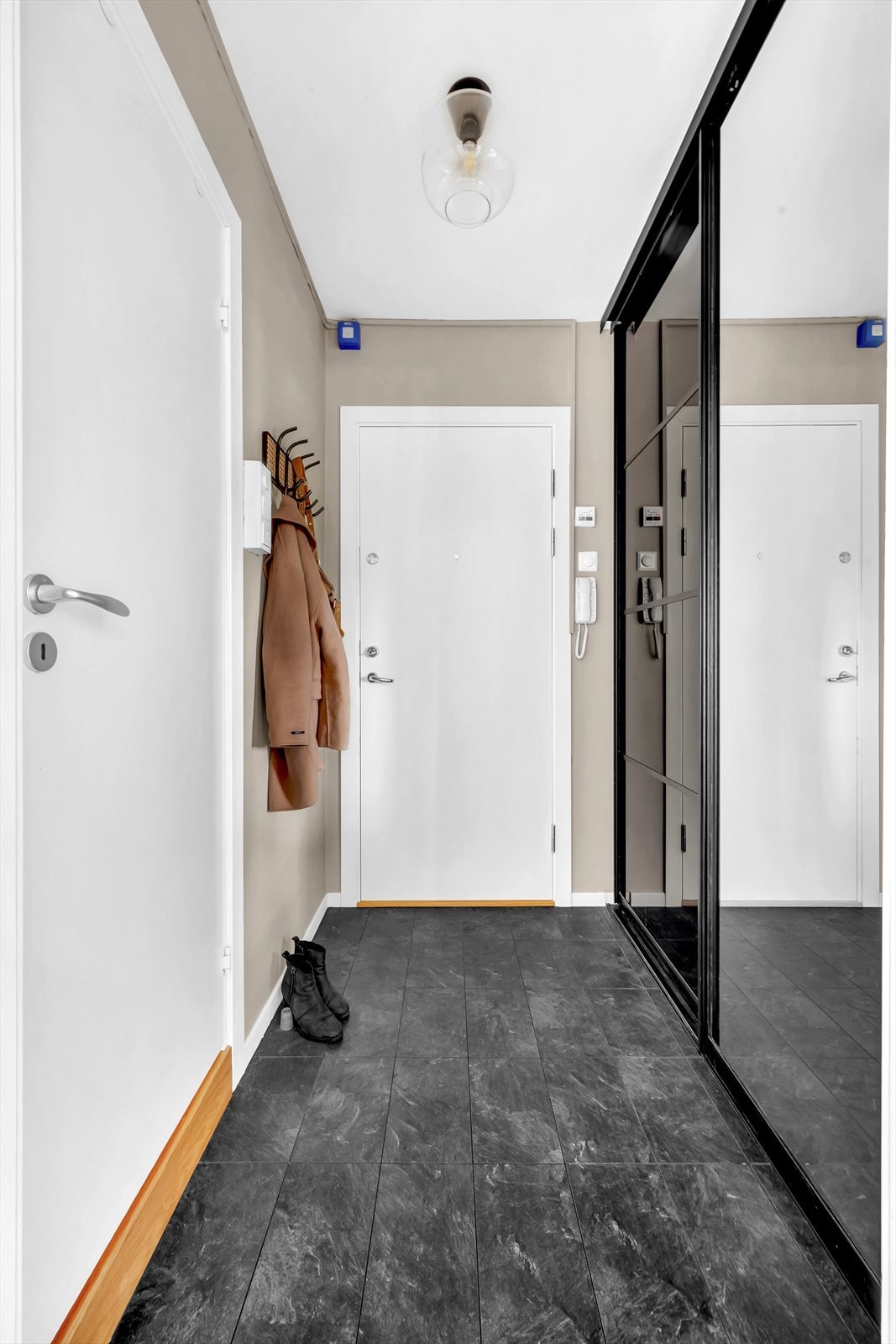 Her ønskes du velkommen inn i en hyggelig entre. Galleribilde