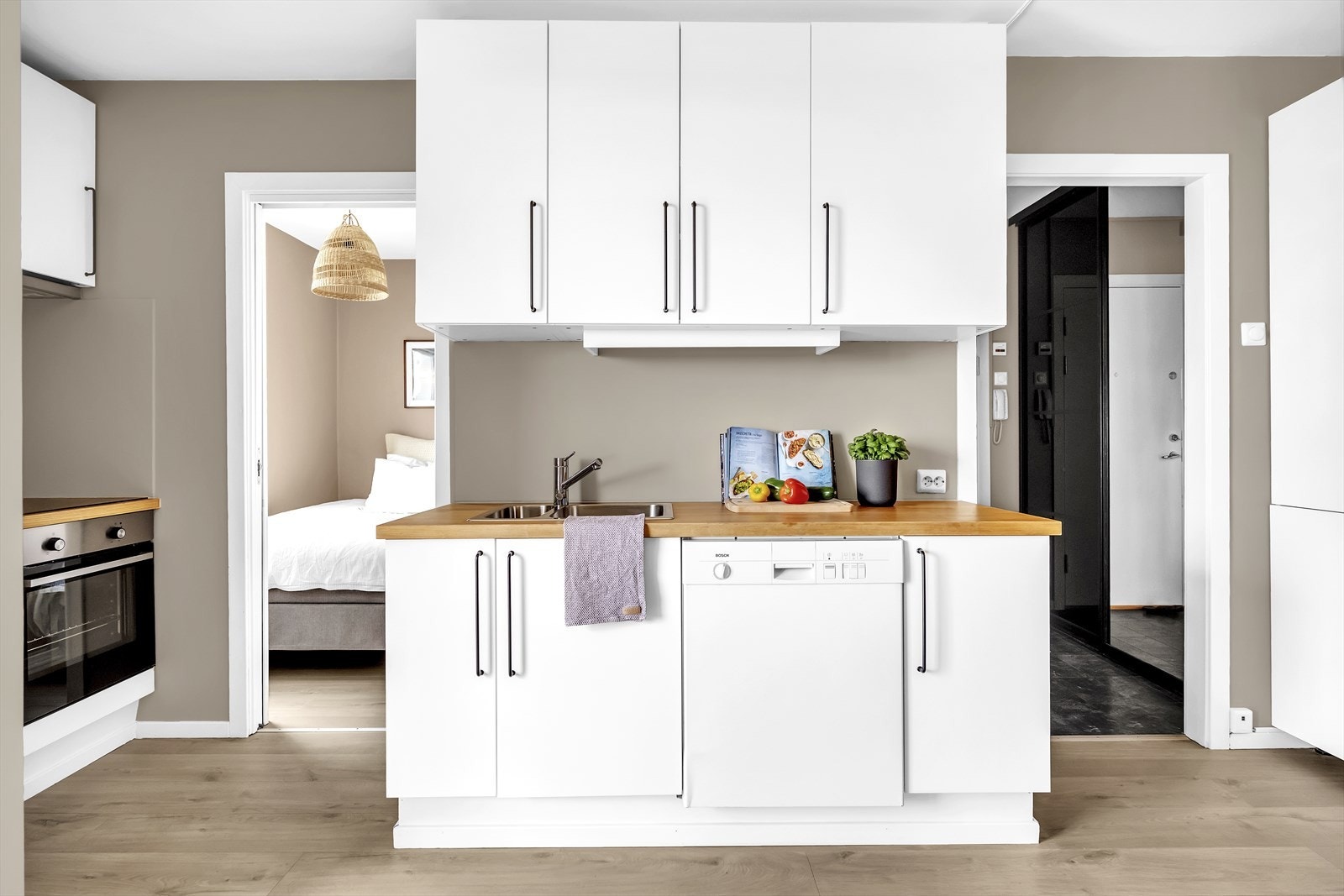 Kjøkken med lyse pene fronter. Galleribilde