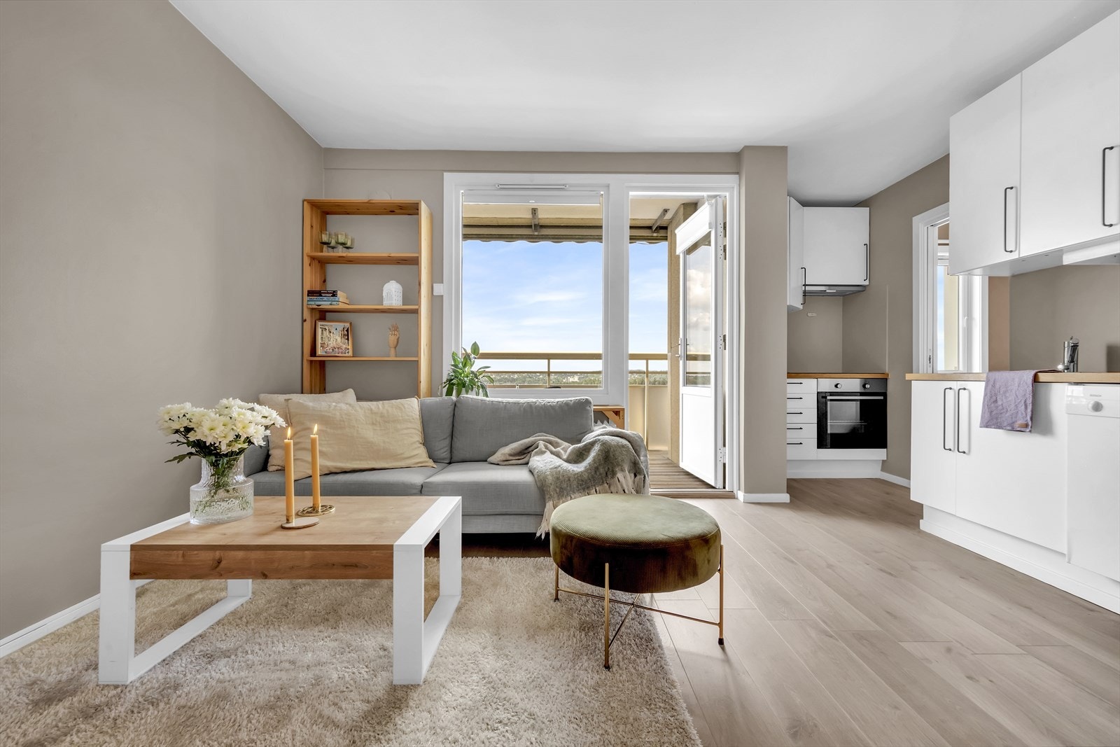 Store vindusflater som gjør leiligheten lys og luftig. Galleribilde