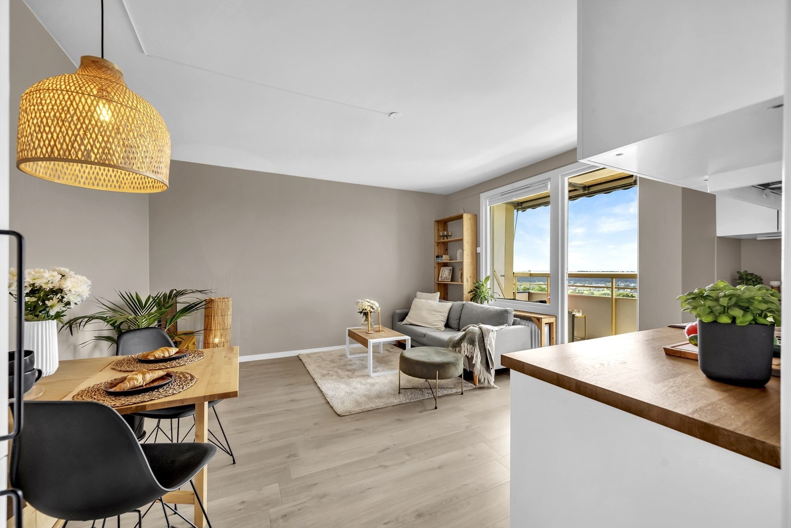 Boligen har en god planløsning med åpen stue- kjøkkenløsning. Galleribilde