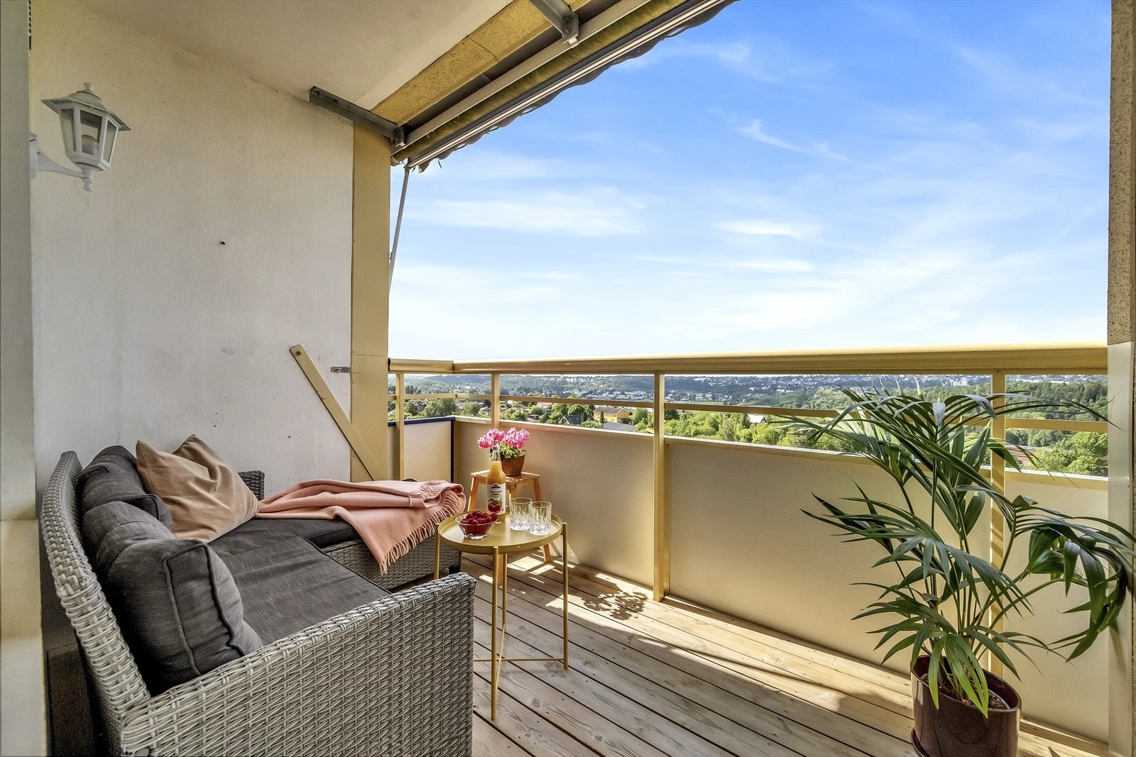 Vestvendt balkong med gode solforhold. Galleribilde