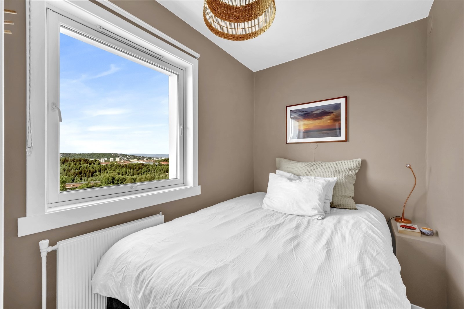 Soverom med plass til dobbeltseng. Galleribilde