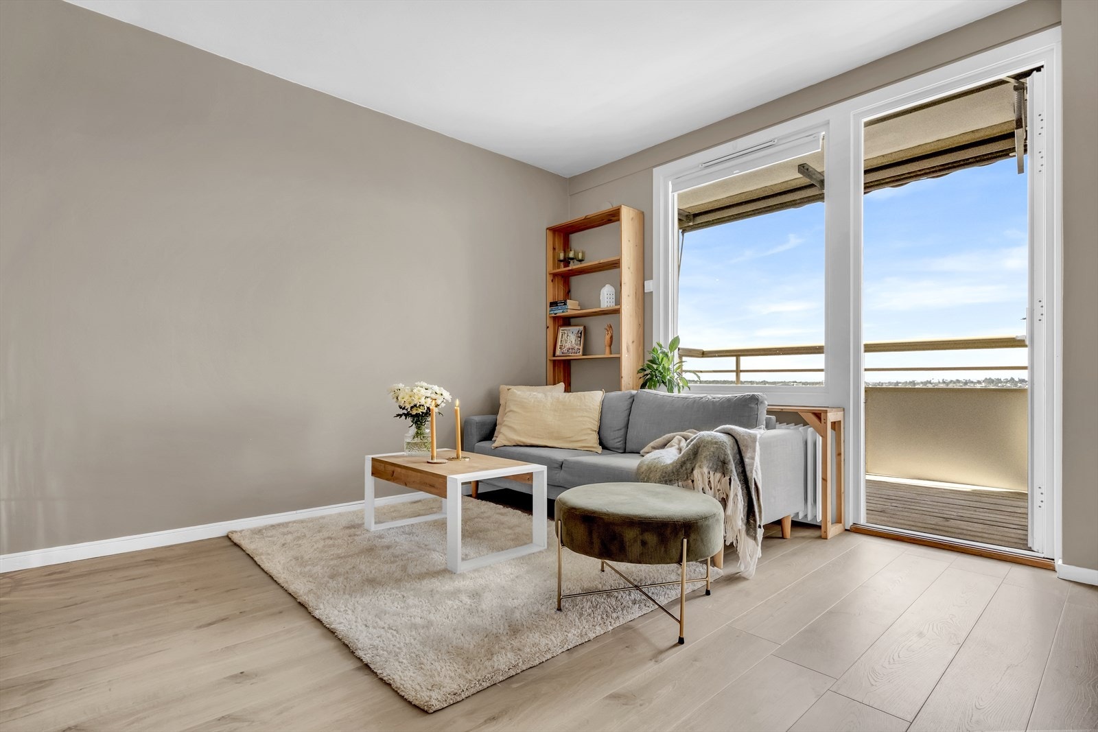 Fra stuen tar du deg ut til balkongen på 6 kvm. Galleribilde