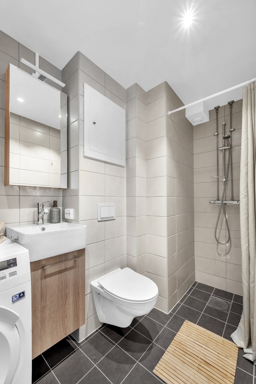 Pent flislagt bad med varme i gulv. Galleribilde