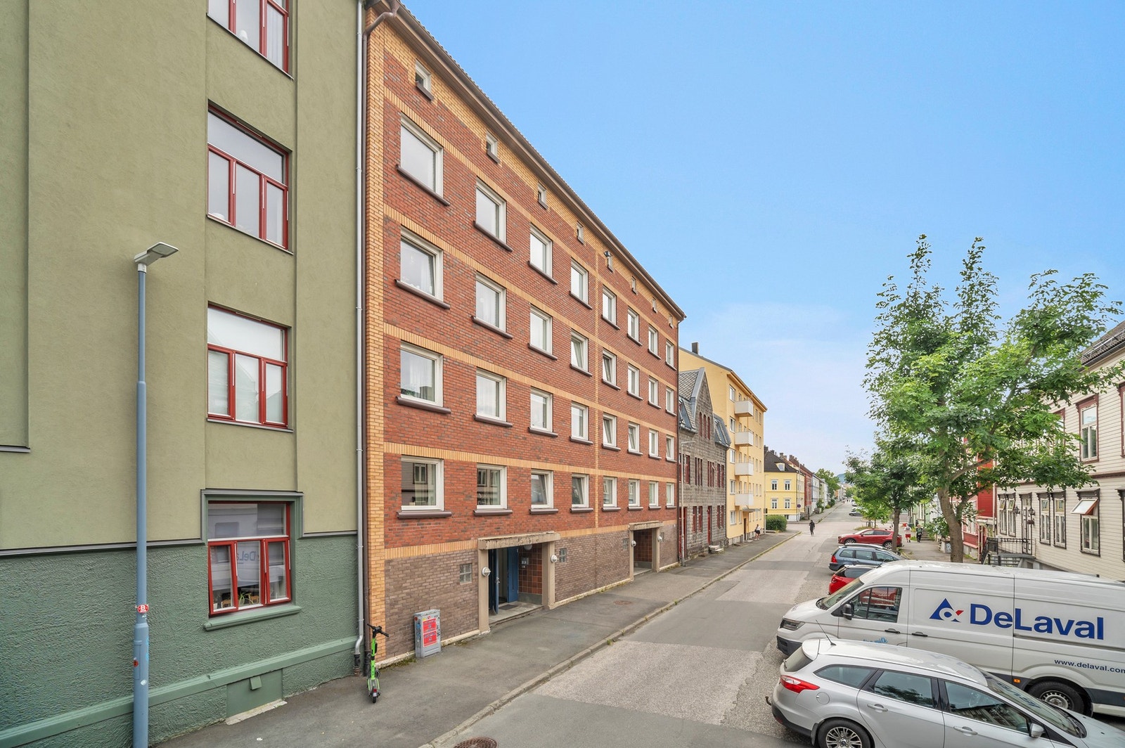 Leiligheten har en sentral og god beliggenhet på Møllenberg, med umiddelbar nærhet til Solsiden med "alt" av servicefasiliteter. Galleribilde