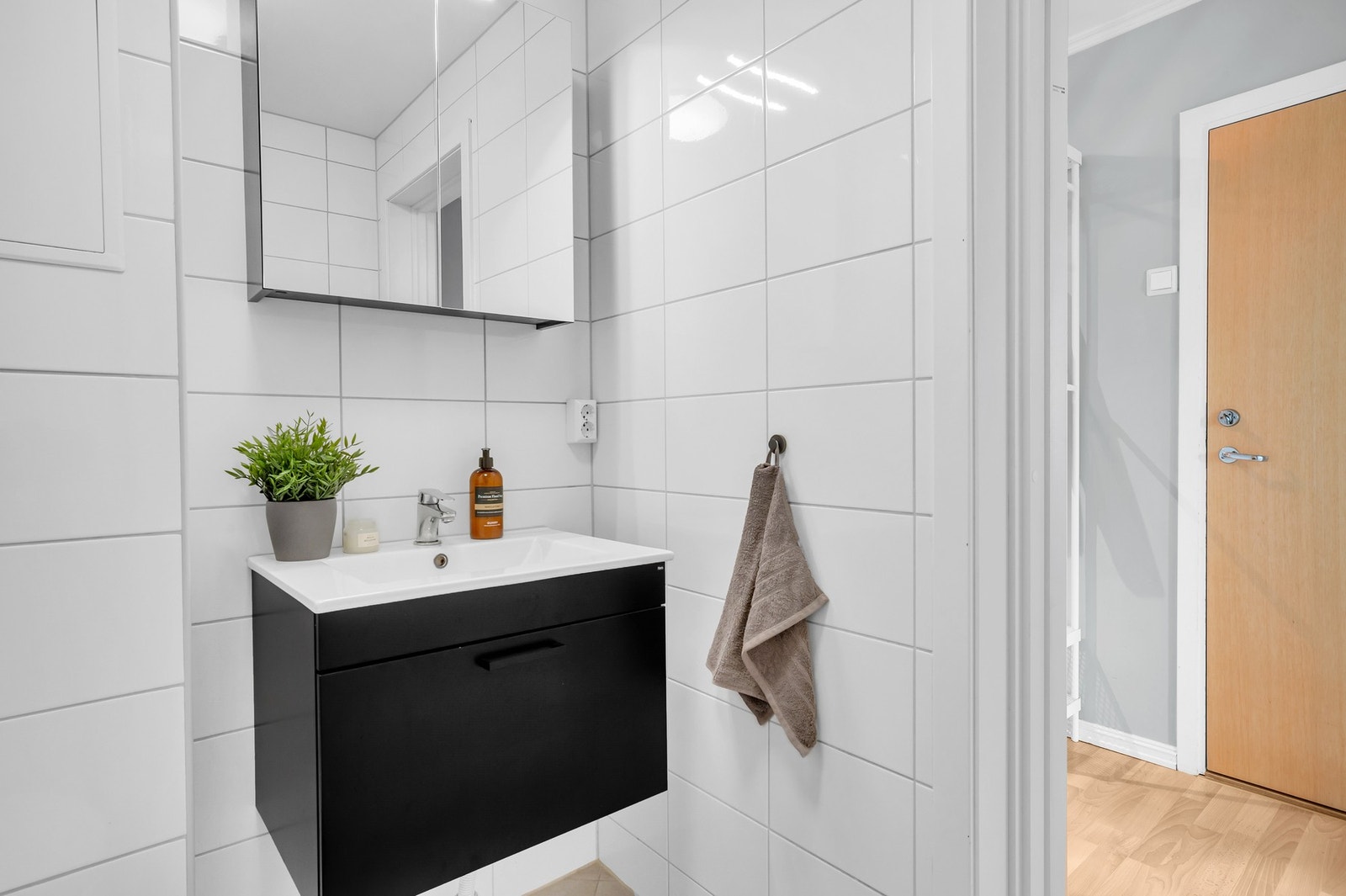 Badet er blant annet utstyrt med elektriske varmekabler i gulv og plassbesparende dusjdører i glass. Galleribilde