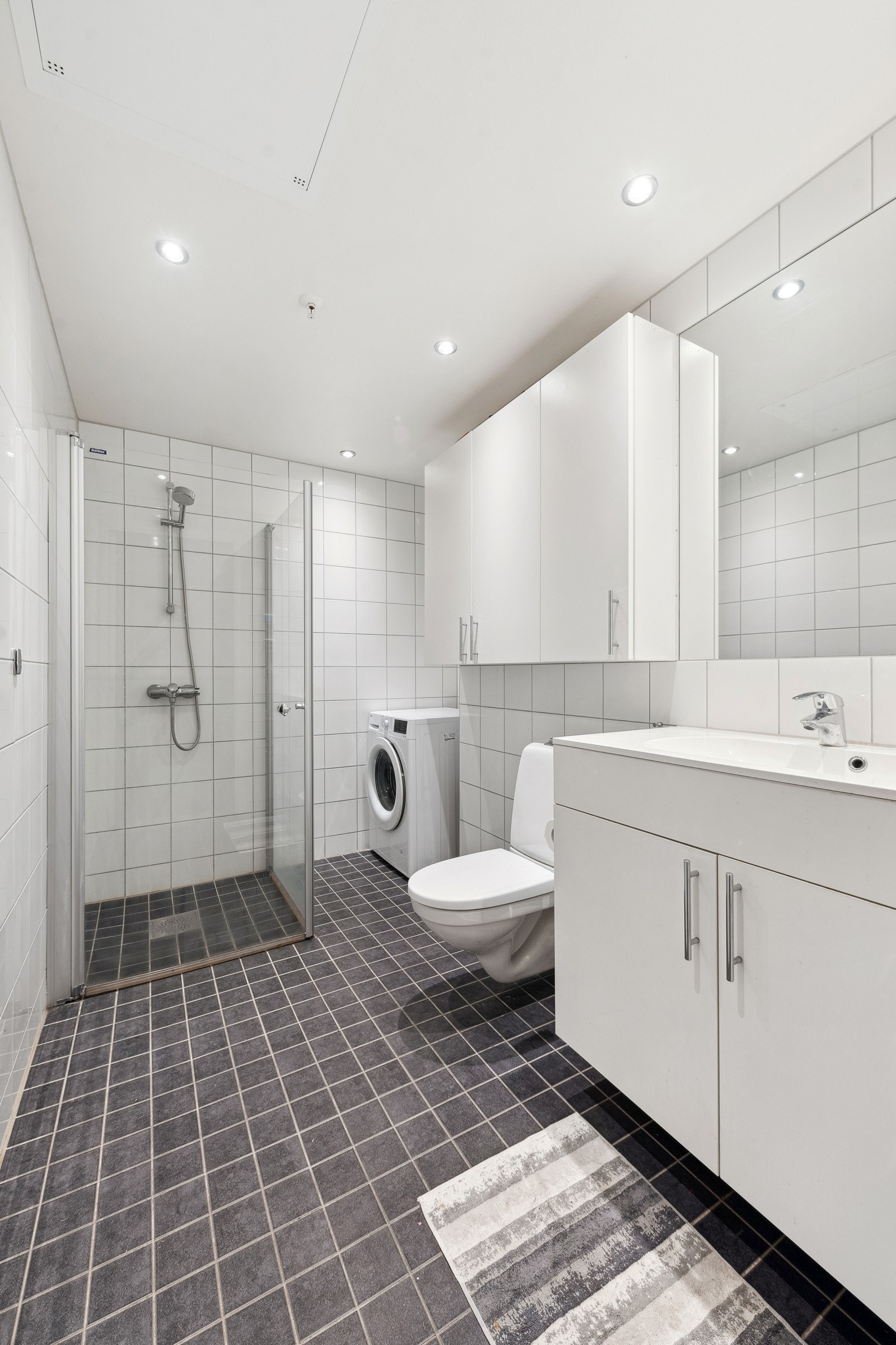 Delikat flislagt bad fra 2018 med varmekabler i gulv og downlights i himling. God plass til oppbevaring i veggskap/ underskap. Opplegg til vaskemaskin. Galleribilde