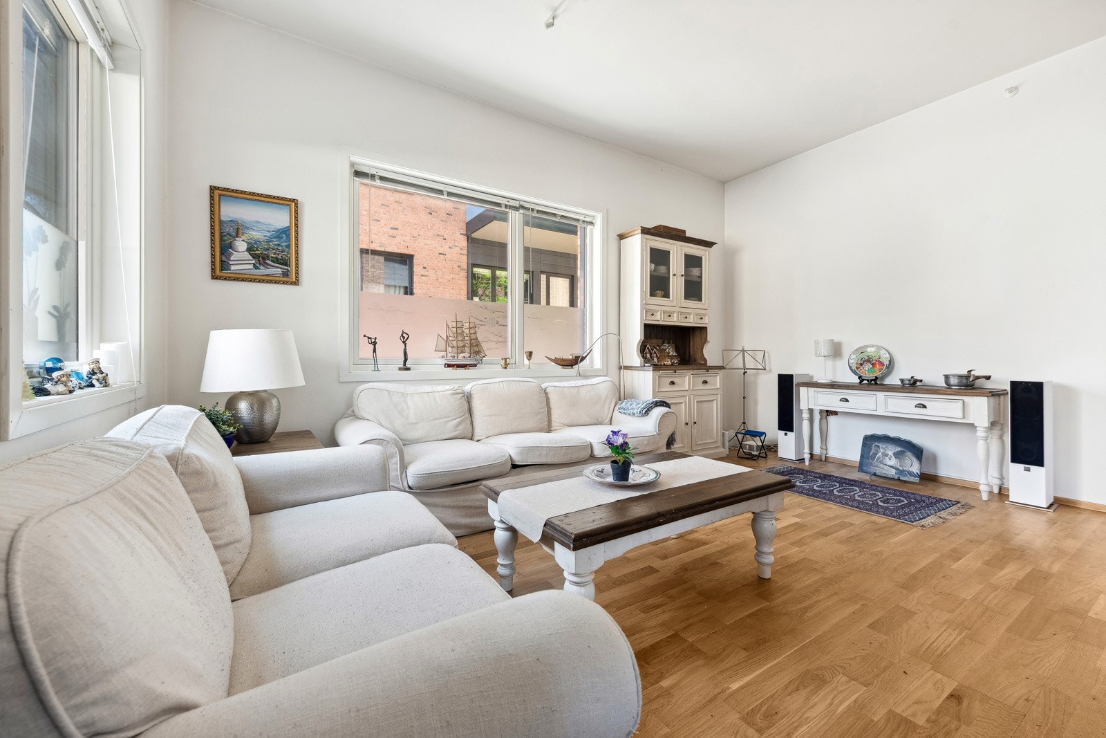 Lys og innbydende stue med god plass til å etablere en hyggelig sittegruppe med sofa og tv-benk. Galleribilde