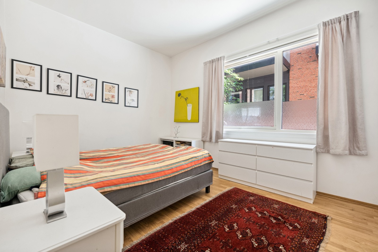 Hovedsoverom med plass til stor seng og nattbord. Integrert garderobeskap. Galleribilde