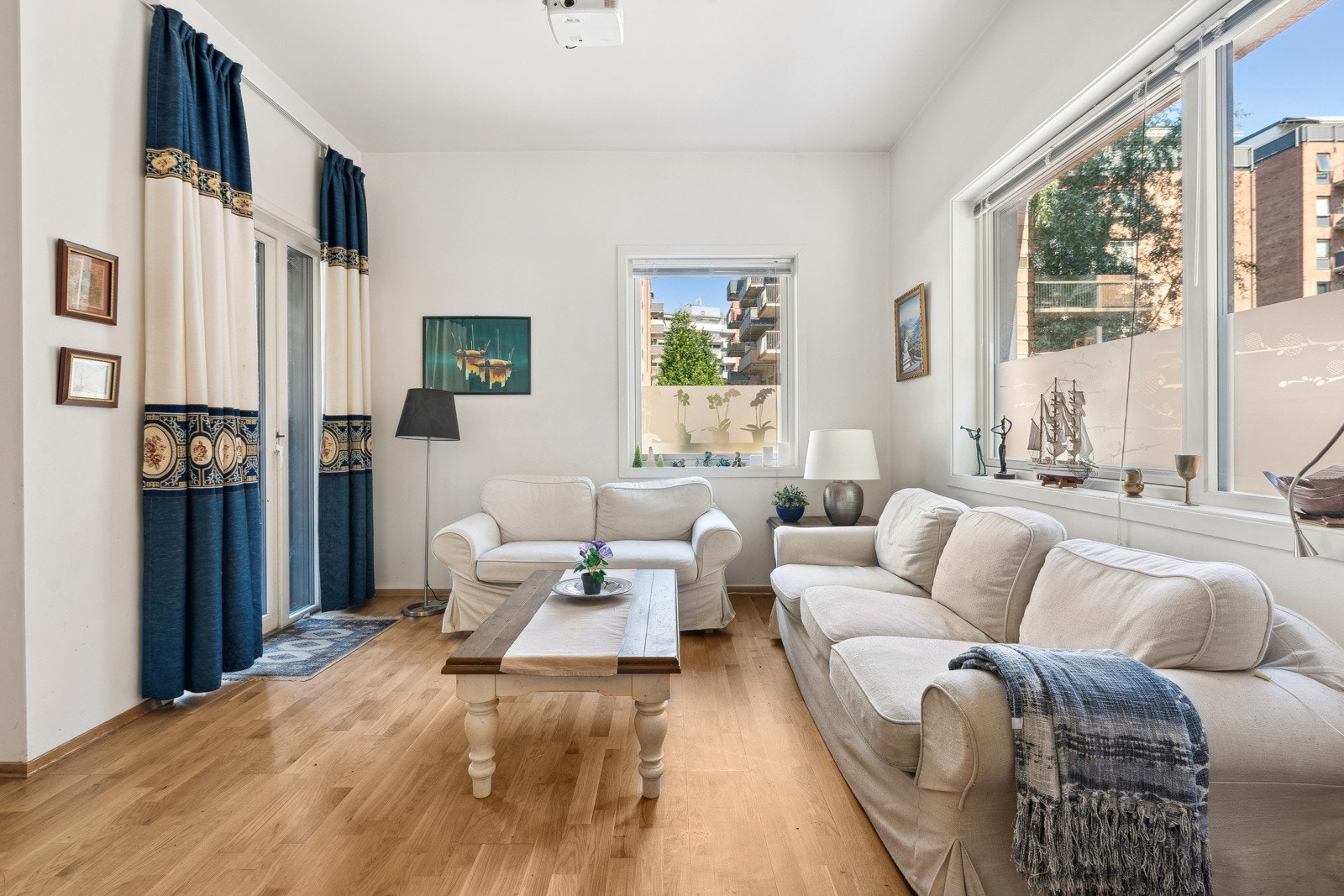 Utgang til terasse med tremmegulv, belysning og strømuttak. Galleribilde